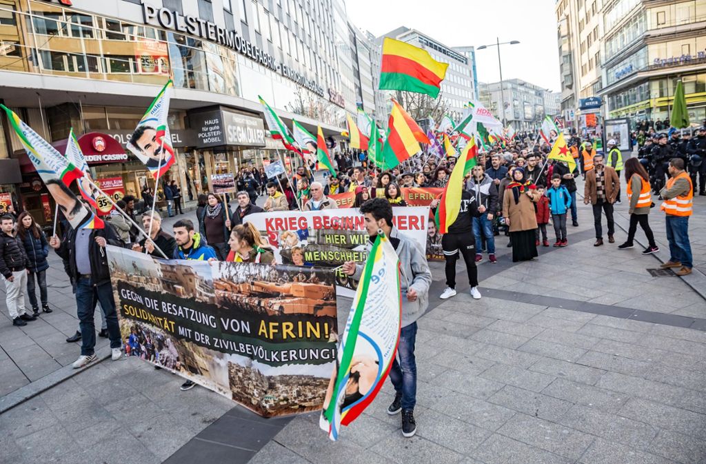 Aus Protest gegen den türkischen Militäreinsatz in Nordsyrien sind am Samstag auch in Stuttgart Hunderte Kurden auf die Straße gegangen.