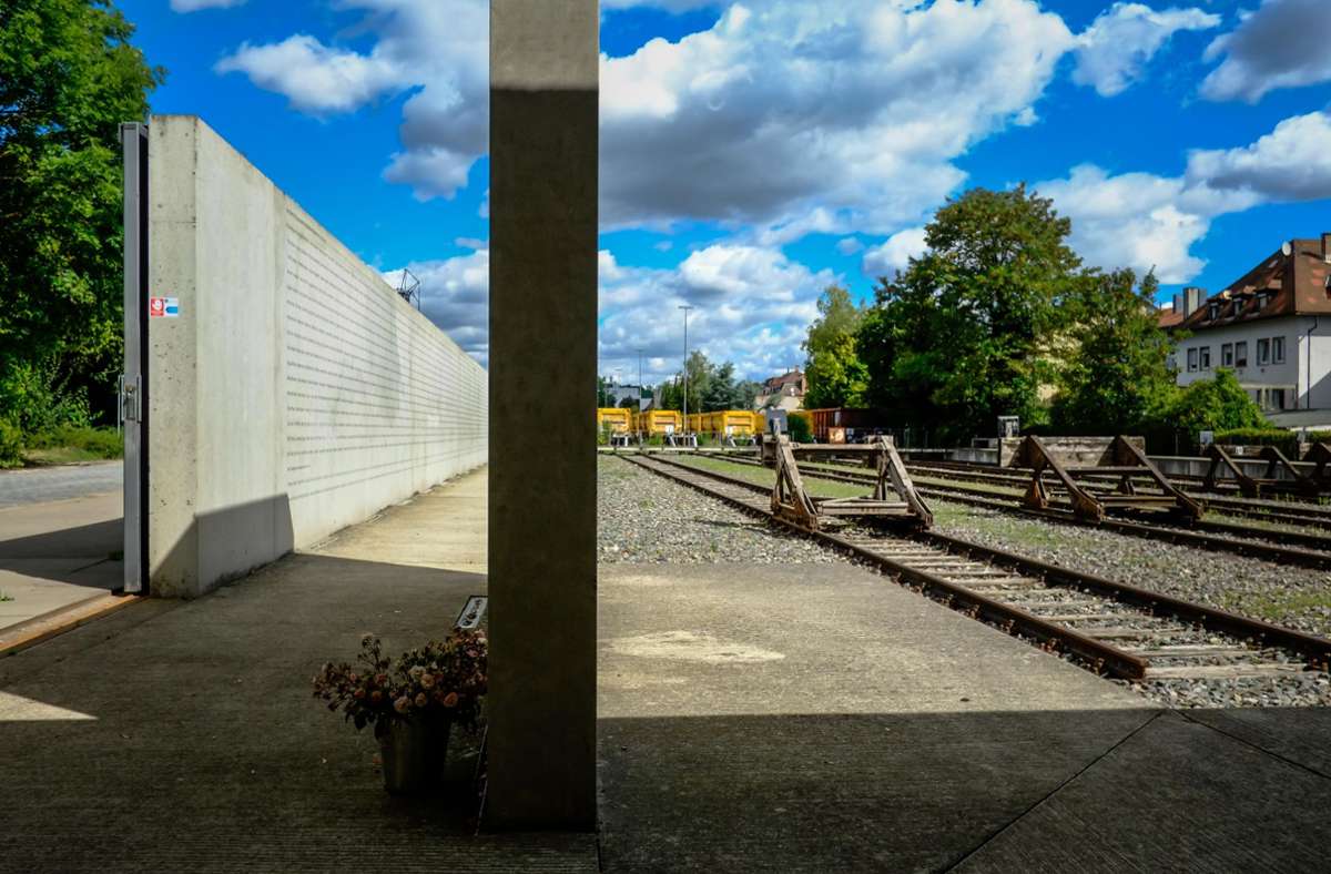 Am Stuttgarter Nordbahnhof, von wo aus auch Mitglieder der Familie von Kajetan Reinhardt deportiert wurden, befindet sich heute die Gedenkstätte „Zeichen der Erinnerung“.
