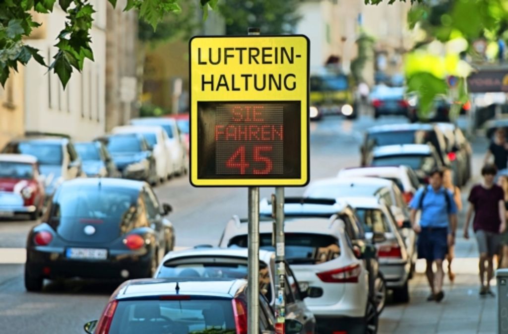 Schilder wie dieses sollen den Autofahrer für die Luftbelastung sensibilisieren Foto: dpa