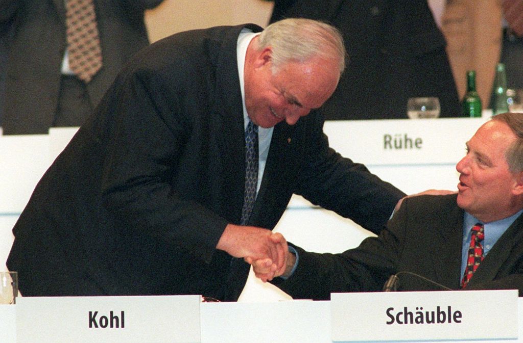 Mit Helmut Kohl hat sich Schäuble im Zuge der CDU-Parteispendenaffäre um die Jahrtausendwende vollständig überworfen.