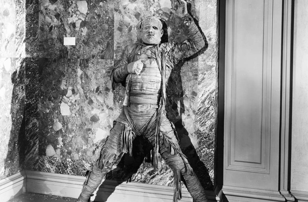 „The Mummy’s Ghost“ hat das bislang dünnste Drehbuch und mit Fließbandkurbler Reginald Le Borg den uninspiriertesten Regisseur der Reihe. Lon Chaney jr, vor wenigen Jahren noch voller Hoffnung für seine Karriere, steht mit dem Rücken zur Wand.