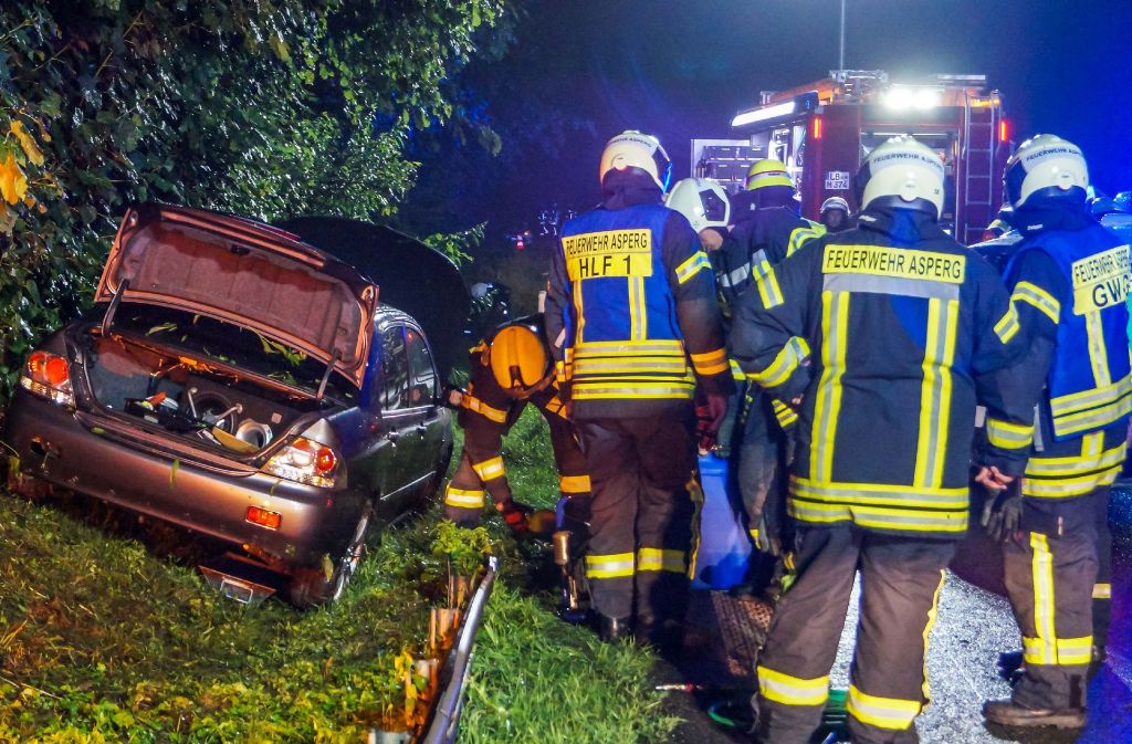 Die Feuerwehren Asperg und Möglingen rückten mit acht Fahrzeugen zum Unfallort aus.