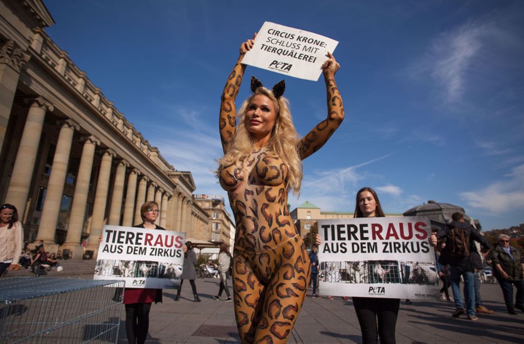 Playmate Ramona Bernhard bei einer Protest-Aktion gegen Wildtierhaltung im Circus Krone.