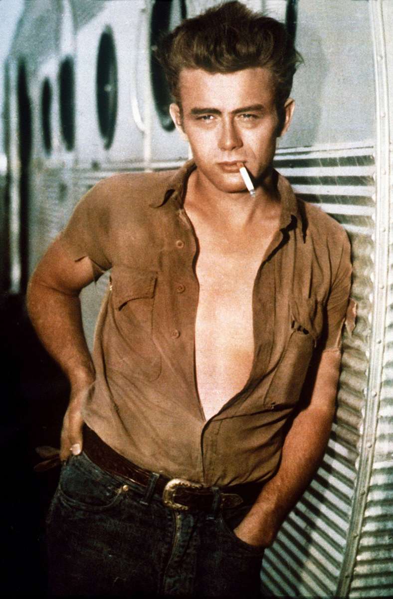 Damals der Inbegriff von cool und rebellisch, natürlich mit Zigarette: James Dean im 1956 posthum erschienen Film „Giganten“.