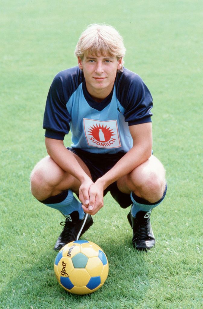 So fing die Karriere an: Jürgen Klinsmann im Dress der Stuttgarter Kickers. Da ist er fast noch ein bisschen schüchtern.