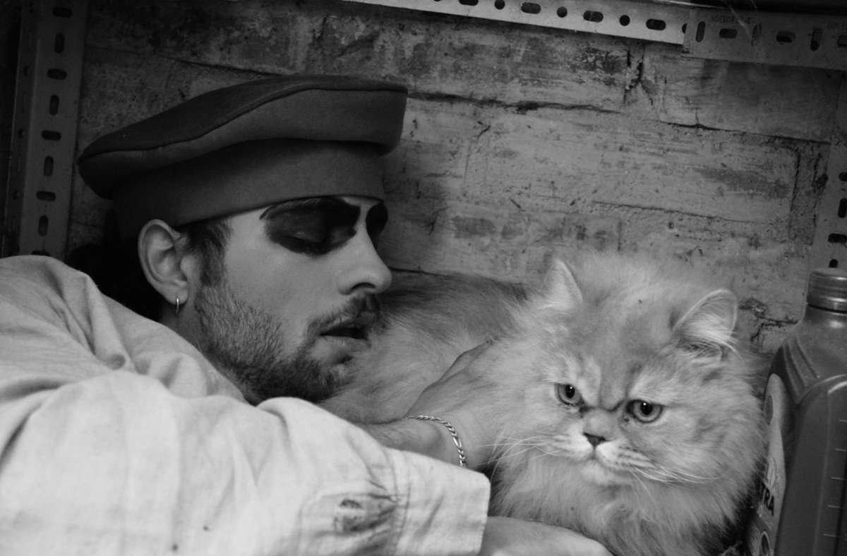 Jonas Matthes teilt sich die Aufmerksamkeit der Zuschauer mit einer Katze.