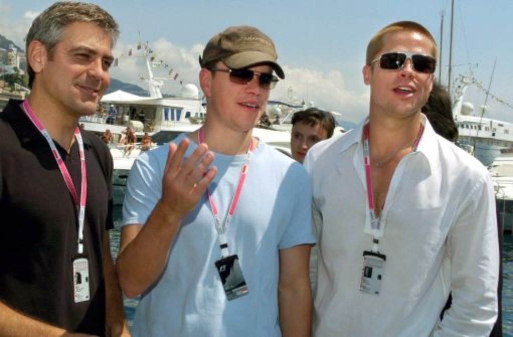 ... Matt Damon (Mitte) dreht er 2004 den zweiten Teil der Gentlemanverbrecher-Komödie, 2007 folgt "Oceans Thirteen".