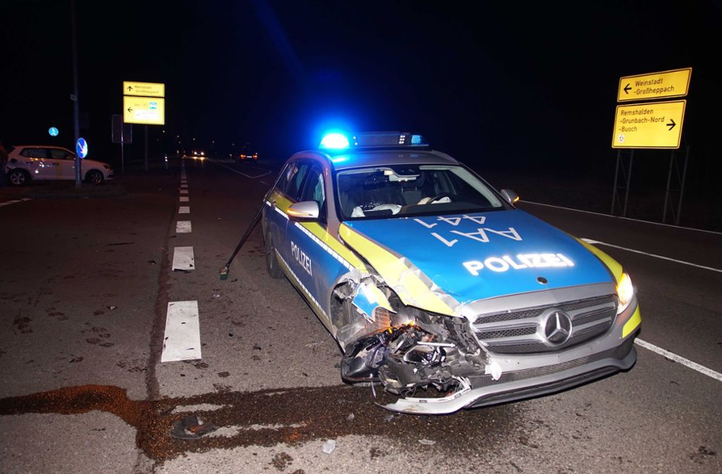 Eine Autofahrerin hat im Remshaldener Ortsteil Grunbach (Rems-Murr-Kreis) einem Polizeiauto die Vorfahrt genommen.