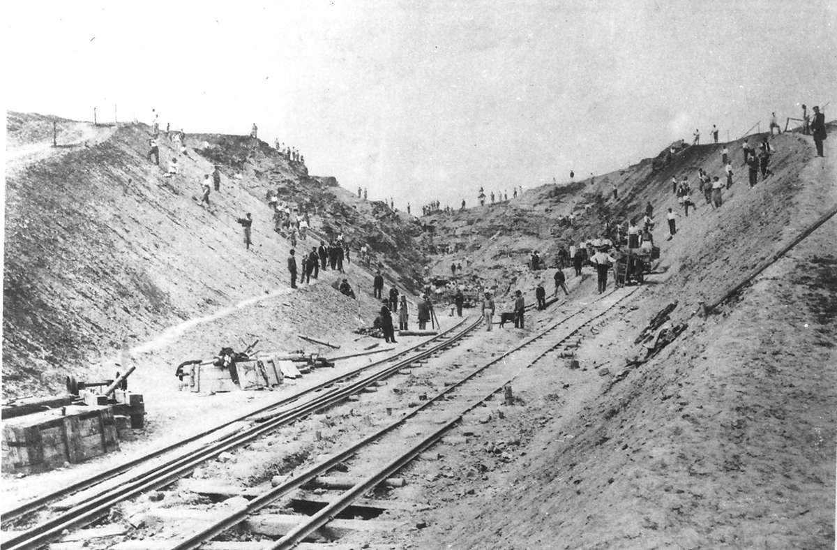 Alles Handarbeit: Bahnbau bei Ditzingen, um 1868.