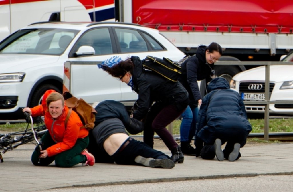 Passanten werden in München von einer Windböe erfasst und umgeworfen.