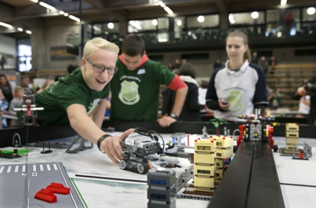 Hände weg und los: der Lego-Roboter muss zeigen, was er „gelernt“ hat. Foto: Horst Rudel