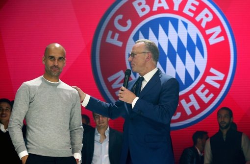 Bleibt er oder bleibt er nicht? Guardiola und Rummenigge bei einer Veranstaltung im Postpalast in München. Foto: FC Bayern/Getty Images