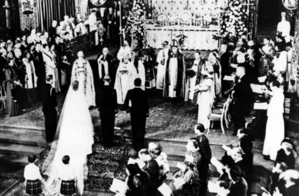 November 1947: Der Kriegsmarineoffizier Lieutenant Sir Philip Mountbatten steckt in der Westminster Abbey Kronprinzessin Elizabeth von England den Ring an den Finger.