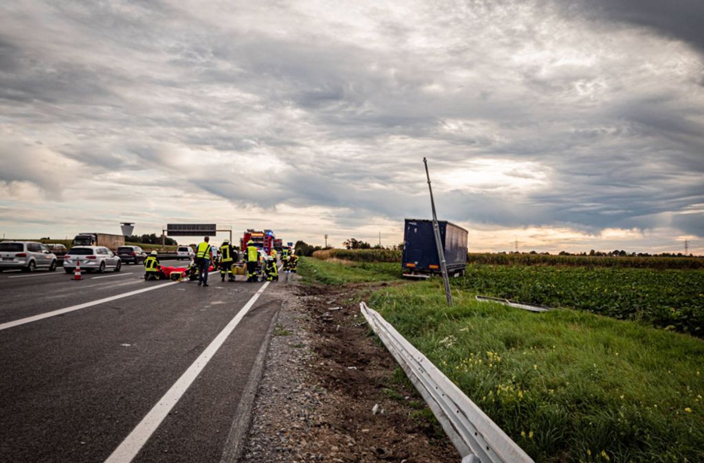 Ein medizinischer Notfall eines Lkw-Fahrers hat auf der A81 kurz vor der Ausfahrt Stuttgart-Zuffenhausen zu einem Unfall geführt.