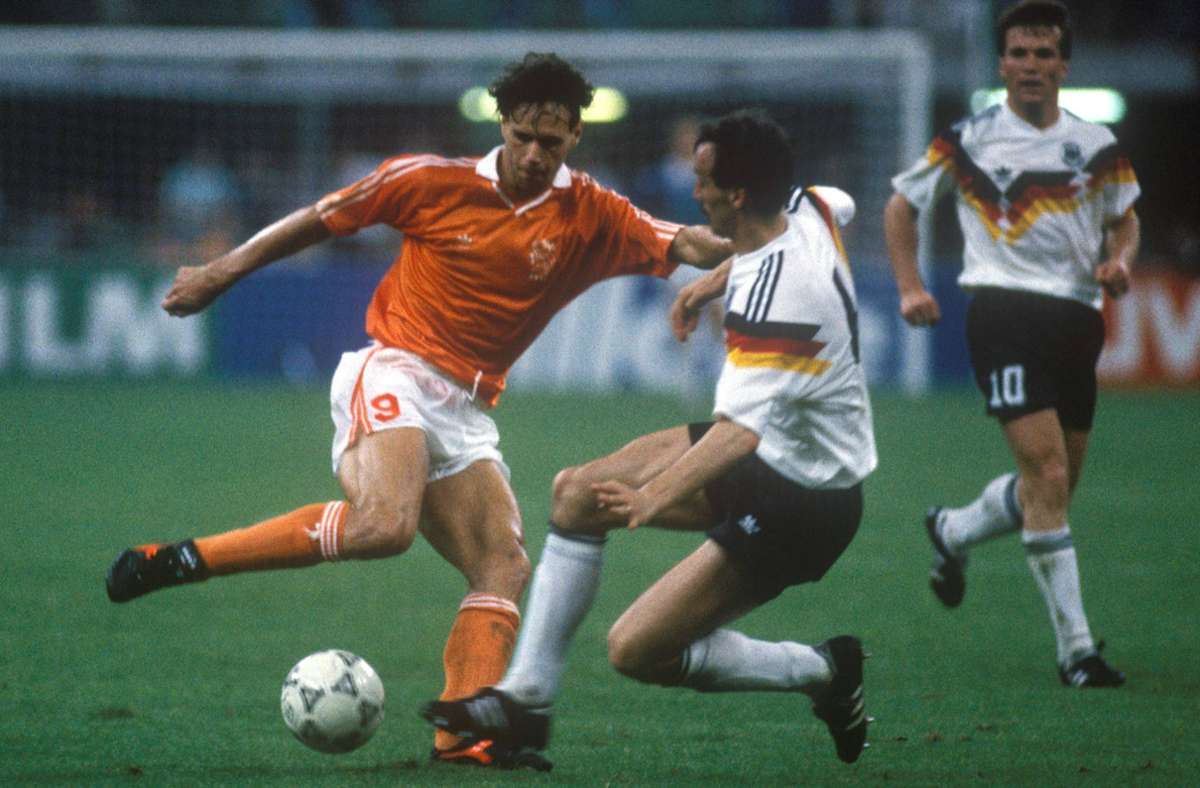 Mit fünf Toren bei der EM 1988 in Deutschland war Torjäger Marco van Basten (li./gegen Jürgen Kohler) nicht zu stoppen und sicherte sich mit den Niederlanden den Titel.