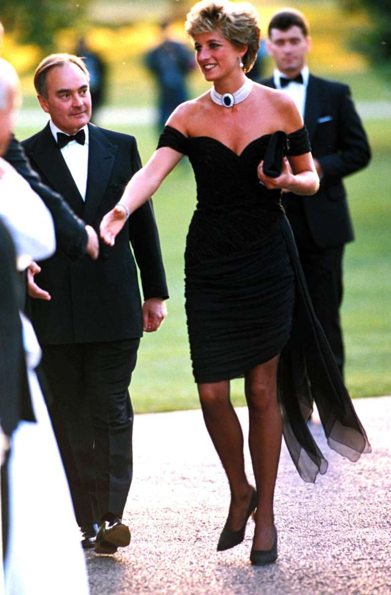 Rache ist schwarz, kurz und schulterfrei! Dieses Kleid von Christina Stambolian ging als „Revenge Dress“ in die Modehistorie ein. Diana trug es 1994 zu einem Sommerfest der Serpentine Gallery – während halb Großbritannien vor den Fernsehgeräten hing, um zu hören, was ihr Ex-Mann Prinz Charles zu seiner Affäre mit Camilla Parker-Bowles zu sagen hatte.