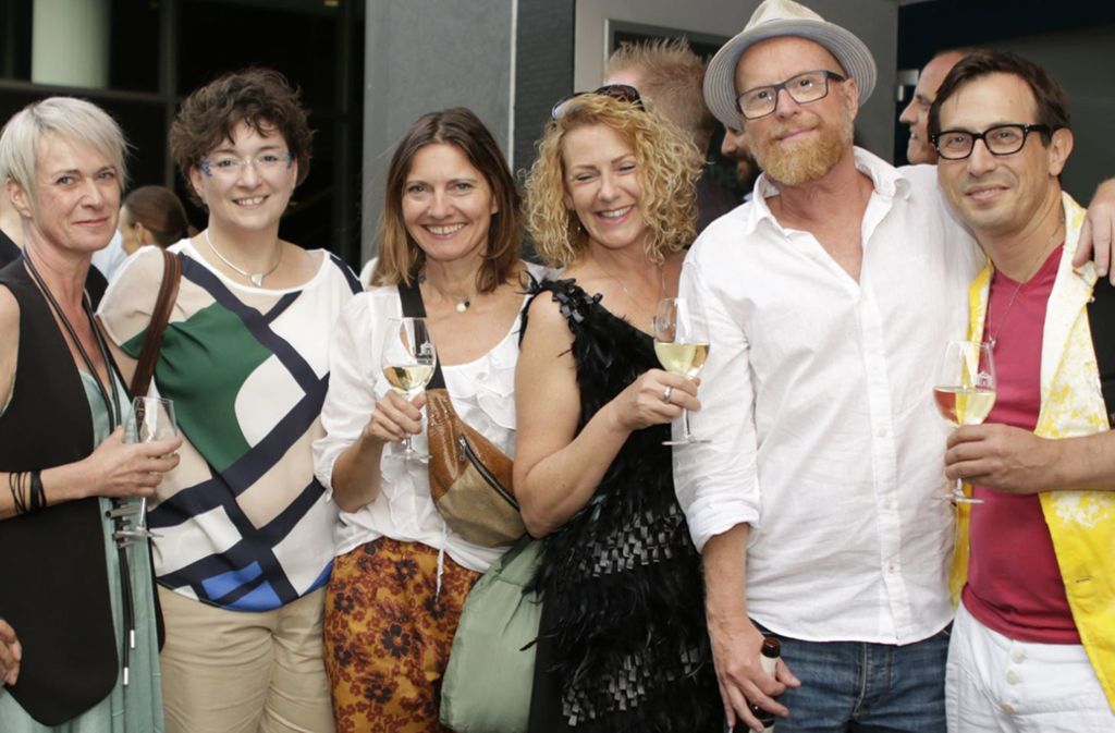 Designer Tobias Siewert, Äffle-Autor Heiko Volz (von rechts) und weitere Premierengäste.