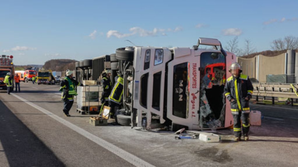  Auf der Autobahn 8 bei Weilheim an der Teck ereignet sich am Mittwochnachmittag ein schwerer Unfall mit einem Lkw und zwei Pkw. Fünf Menschen werden verletzt, die Autobahn war in Richtung München gesperrt. 