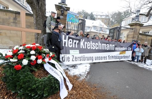 Protest vor der Villa Reitzenstein Foto: dpa