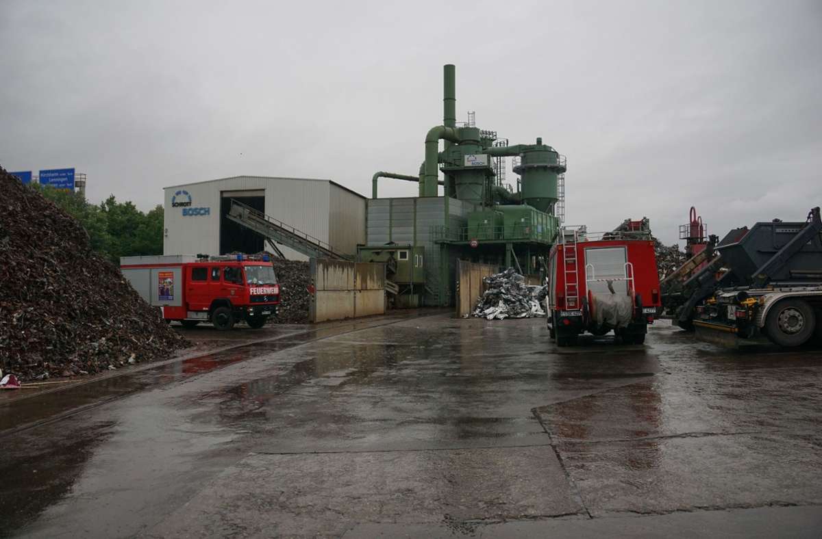 in einem Abfallverwertungsbetrieb in Dettingen unter Teck (Kreis Esslingen) einen größeren Feuerwehreinsatz ausgelöst.