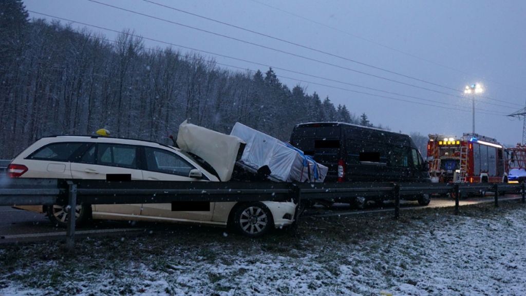 Unfall auf der B10 bei Plochingen: Lkw schiebt Taxi unter Anhänger