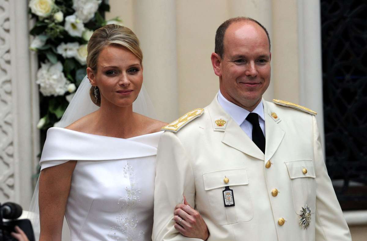Eine bildschöne, aber sichtlich angespannte Braut zieht einen Tag später in einer Armani-Robe in den Ehrenhof des Palasts ein.