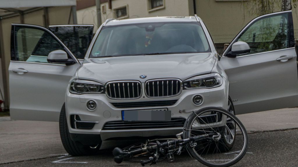 Schwerer Unfall in Böblingen: Radfahrer zwei Meter mitgeschleift