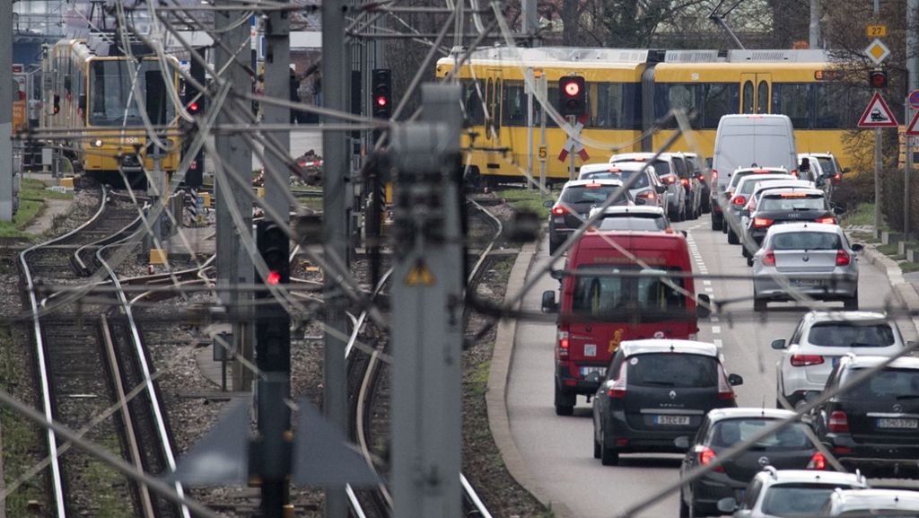 Unfall in Stuttgart-West: Auto kracht bei Bebelstraße gegen Stadtbahn