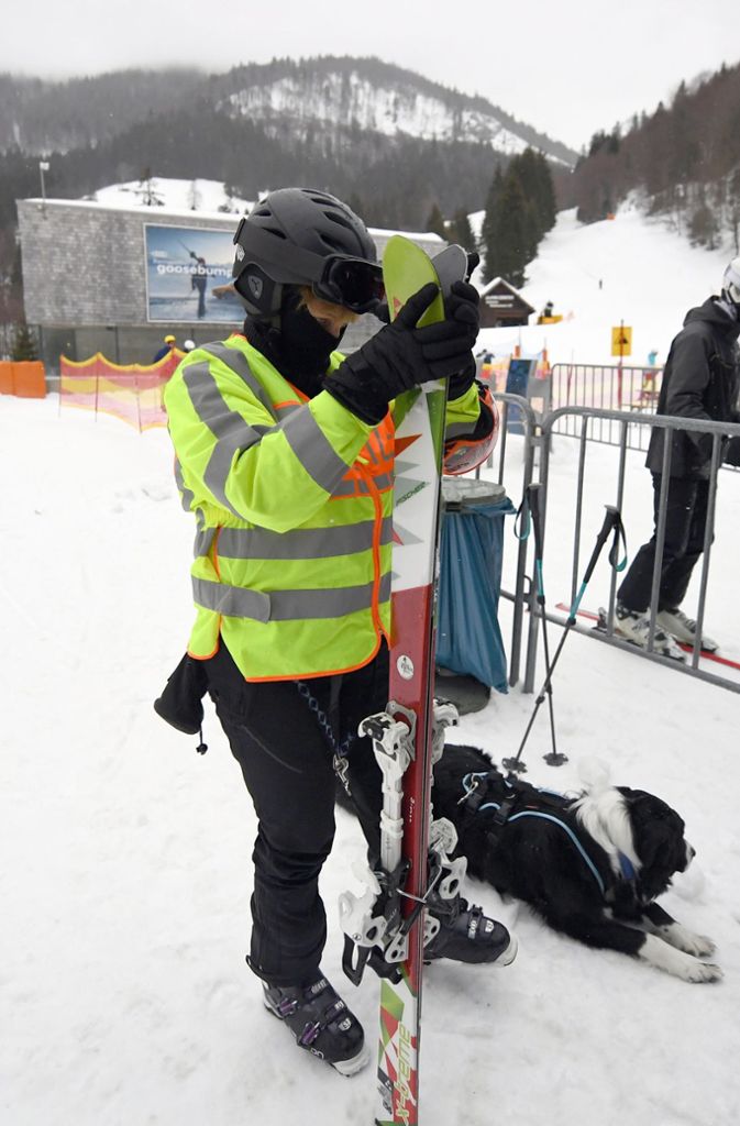 Wenn sie zu einem Einsatz gerufen werden, schnallen sich die Beamten Skier an.