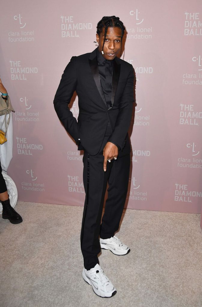 ... US-Rapper ASAP Rocky setzte lieber auf einen schlichten schwarzen Anzug und lenkte die Blicke stattdessen auf seine neuen weißen Sneaker.