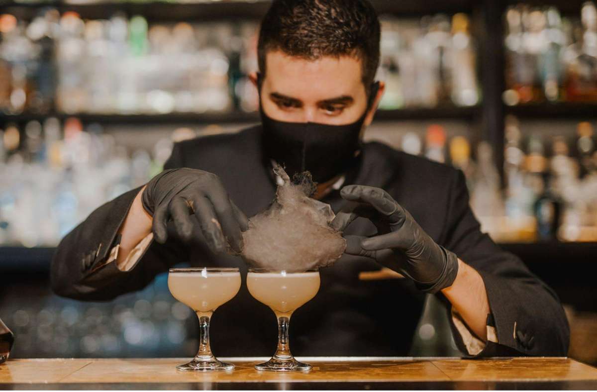 Eric Bergmann von Jigger & Spoon, der preisgekrönten Stuttgarter Bar im Banktresor, setzt die Wuschelfrisur aus Zuckerwatte dem Drink Drosten-Daiquiri ganz vorsichtig auf. Hauptzutat des Silvester-Cocktails ist Rum.