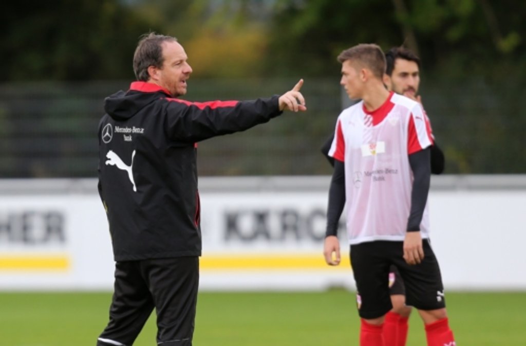 Alexander Zorniger gibt beim VfB-Training die Richtung vor.