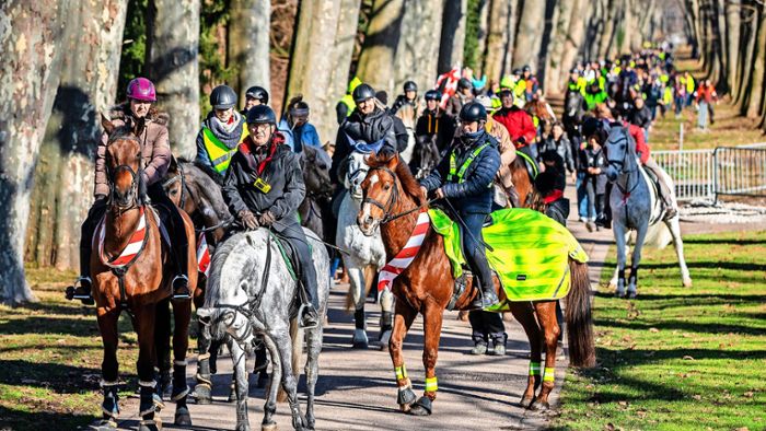 Unterstützung der Landwirte: „Ohne Pferde keine Kinderträume“ – Reiter demonstrieren in Stuttgart