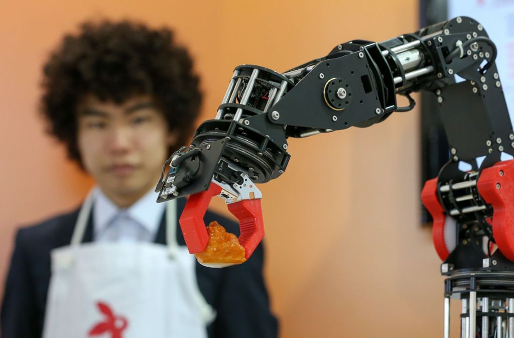 Ein Roboter legt völlig automatisch ein Stück Sushi auf einen Teller. Einer der größten Trends auf der CeBit ist der digitalisierte Arbeitsplatz.
