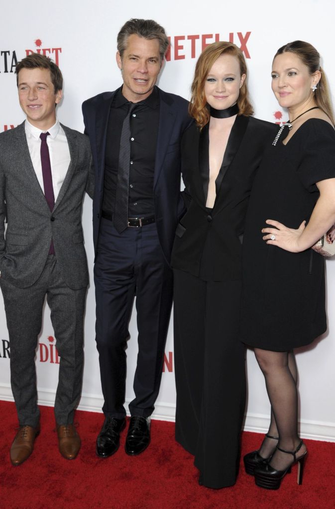 Stars der Serie (von links): Skyler Gisondo, Timothy Olyphant, Liv Newson, Drew Barrymore