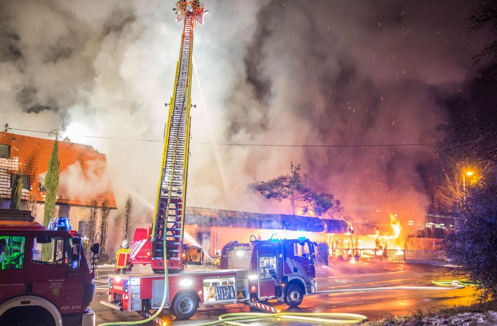 In der Nacht hat es in Filderstadt-Sielmingen einen Großbrand gegeben.