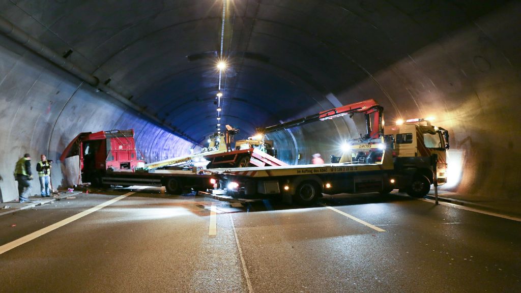 Unfall im Engelbergtunnel: Abenteuerlich beladener Sattelzug blockiert Tunnel