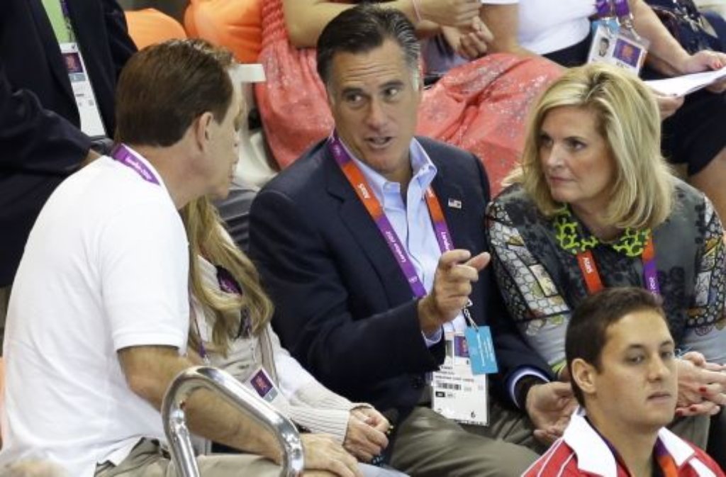 Der US-Präsidentschaftkandidat der Republikaner, Mitt Romney (Mitte) und seine Frau Ann bei den Schwimmwettbewerben.