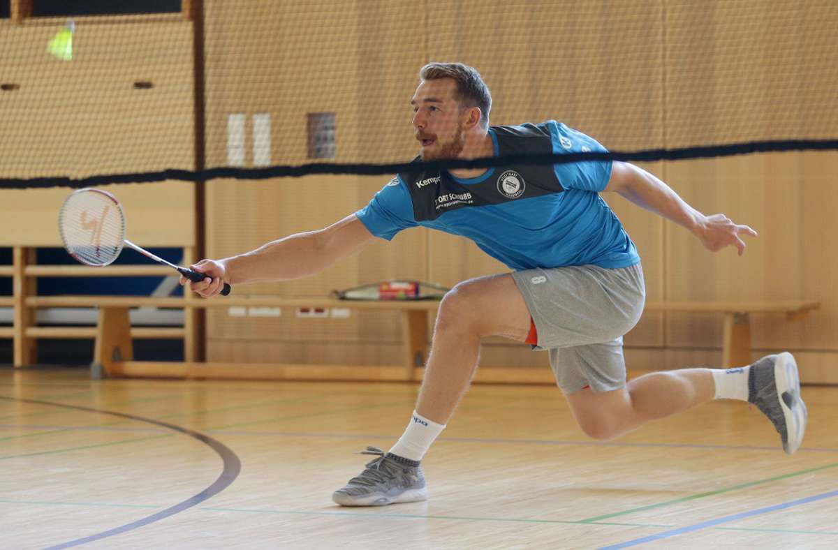 Gute Beinarbeit beim Badminton: Der ungarische Rückraumspieler Rudi Faluvegi.