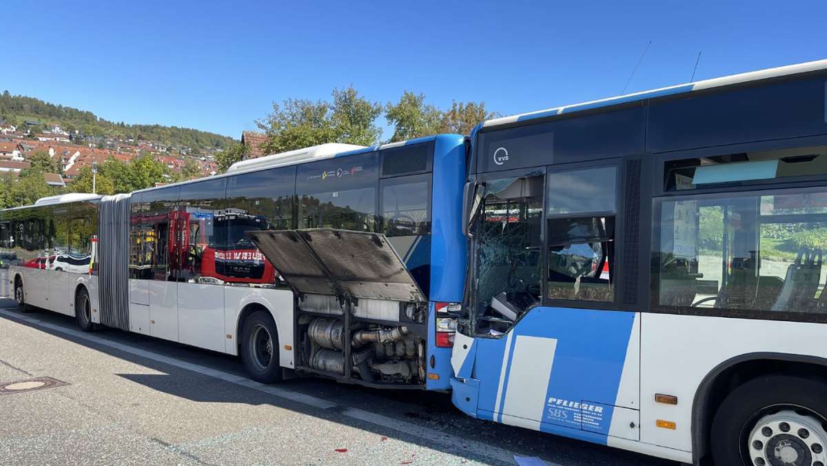 Calw: Drei Kinder und Busfahrer bei Unfall mit Schulbus verletzt