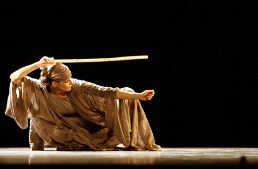 Claudia Heinle in einer Performance. Der Stockkampf-Tanz wird in Ägypten ausschließlich von Männern praktiziert. Foto: /Tanzraum/Rolf Brecht