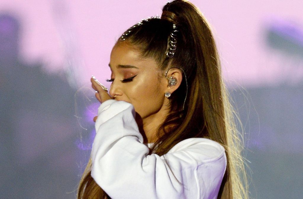 Ariana Grande ist gerührt beim „One Love Manchester“ Benefizkonzert für die Opfer des Terroranschlags in der Manchester Arena.
