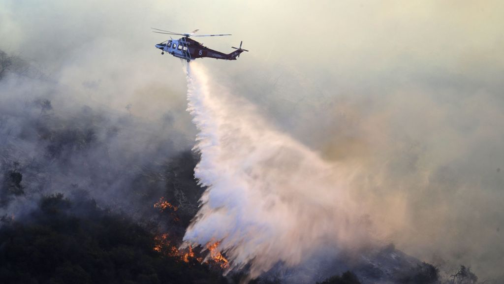  Noch immer wüten Waldbrände in Kalifornien. Nach Behördenangaben scheint nun zumindest die Ursache des „Getty“-Feuers in der Region um Los Angeles geklärt. 