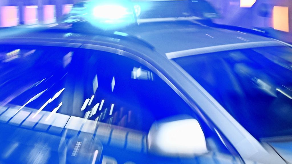 Schwerer Raub in Ludwigsburg: Duo überwältigt 22-Jährigen und bedroht ihn mit Messer