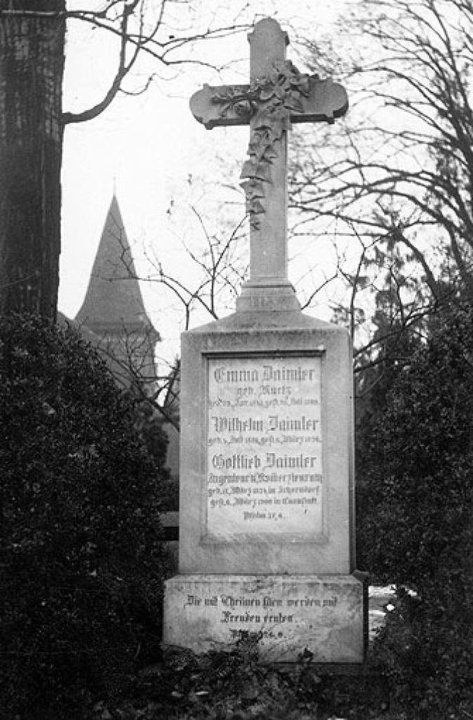 Wer sich für berühmte Gräber interessiert, der sollte einen Abstecher nach Bad Cannstatt machen. Auf dem Friedhof Uffkirchhof liegt nicht nur Gottlieb Daimler begraben, sondern auch Autokonstrukteur Wilhelm Maybach. Auch Schauspieler Oskar Heiler wird vielen Stuttgartern ein Bergriff sein.