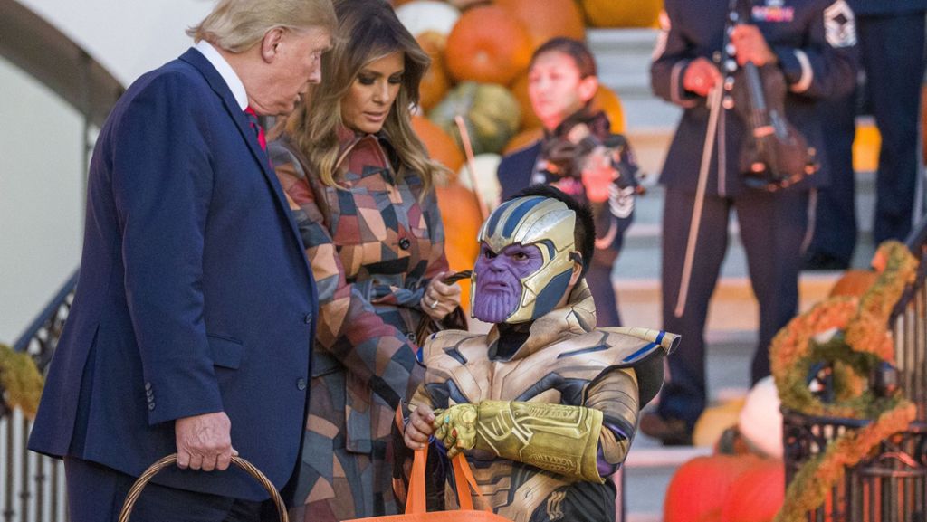 Halloween im Weißen Haus: Süßes vom US-Präsidenten: Trumps verteilen Süßigkeiten an verkleidete Kinder