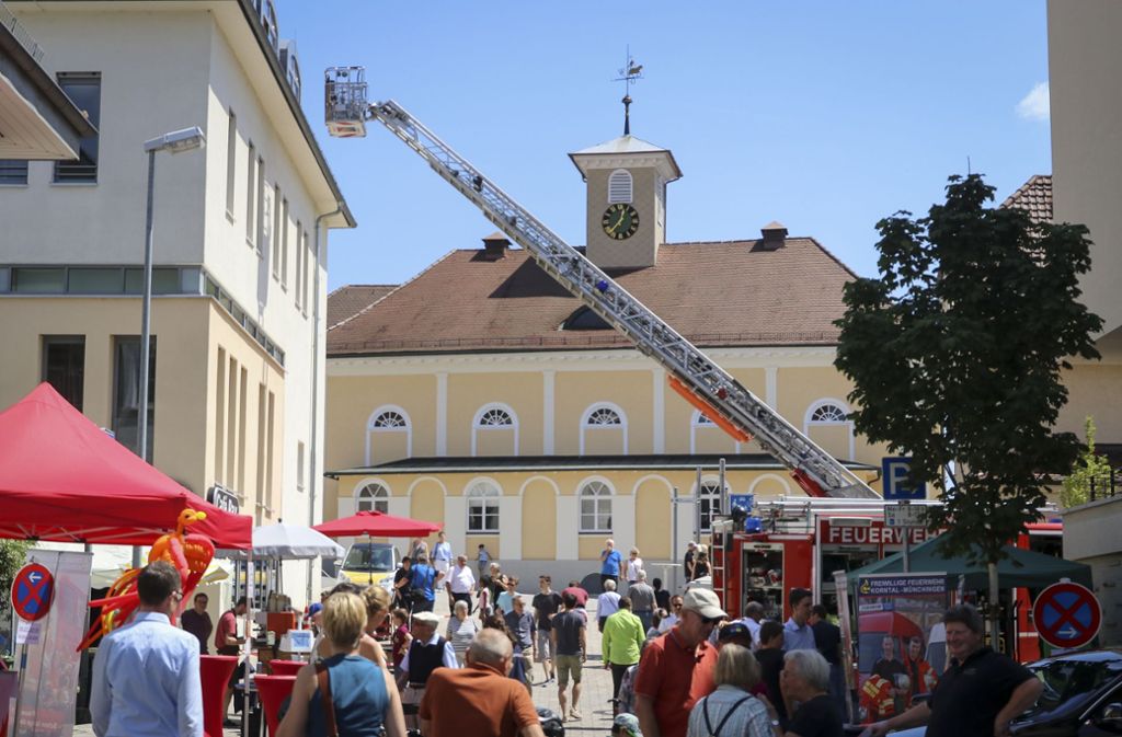 Die Feuerwehr Korntak-Münchingen zeigt, was die Drehleiter so alles kann.