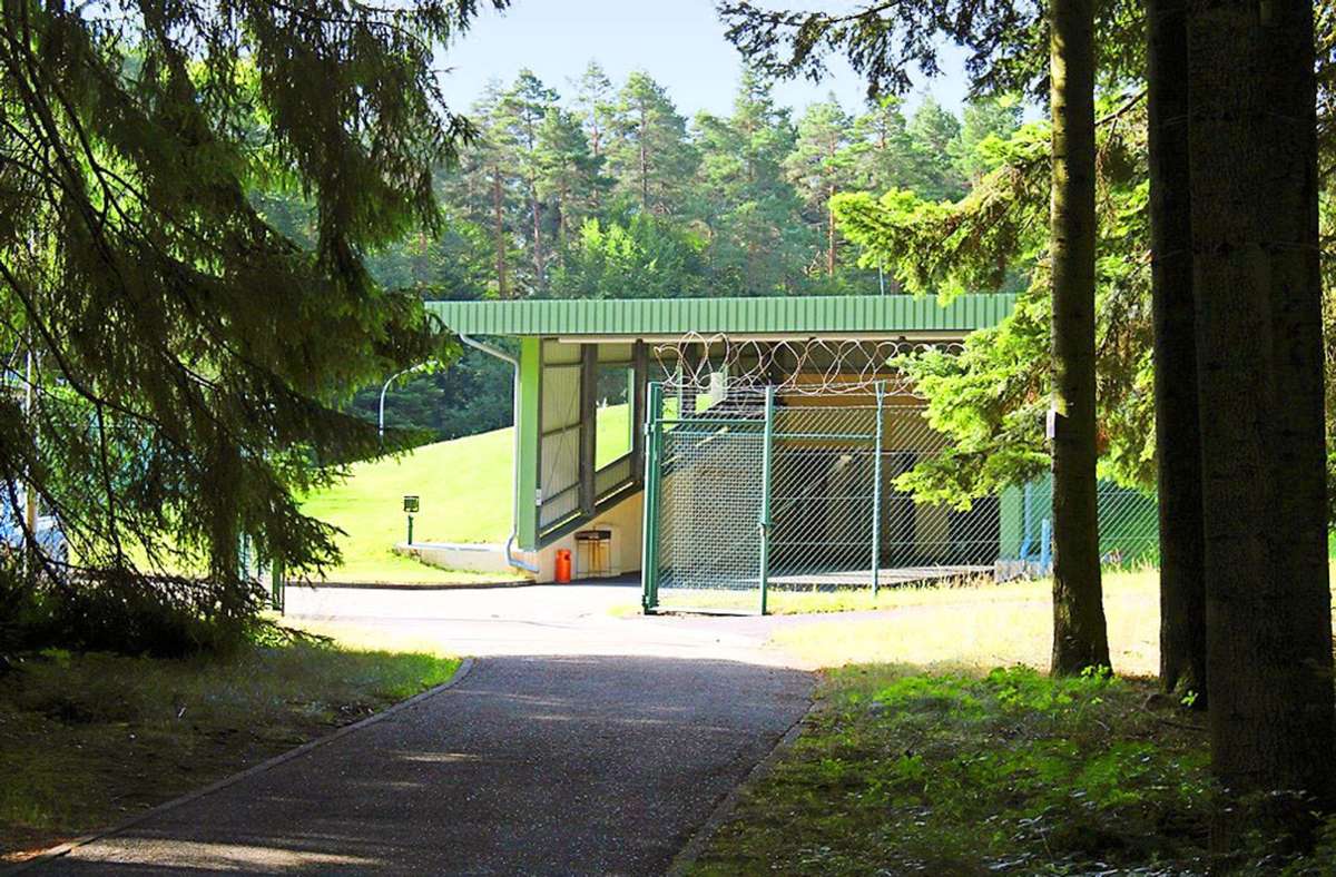 Der Besucher muss schon sehr nah rangehen, um den Atomschutzbunker im Tannenwald nahe Oberreichenbach überhaupt zu sehen. Sein Innenleben kann man nicht mal erahnen. Tatsächlich wurde der Bunker nie von der Landesregierung genutzt.
