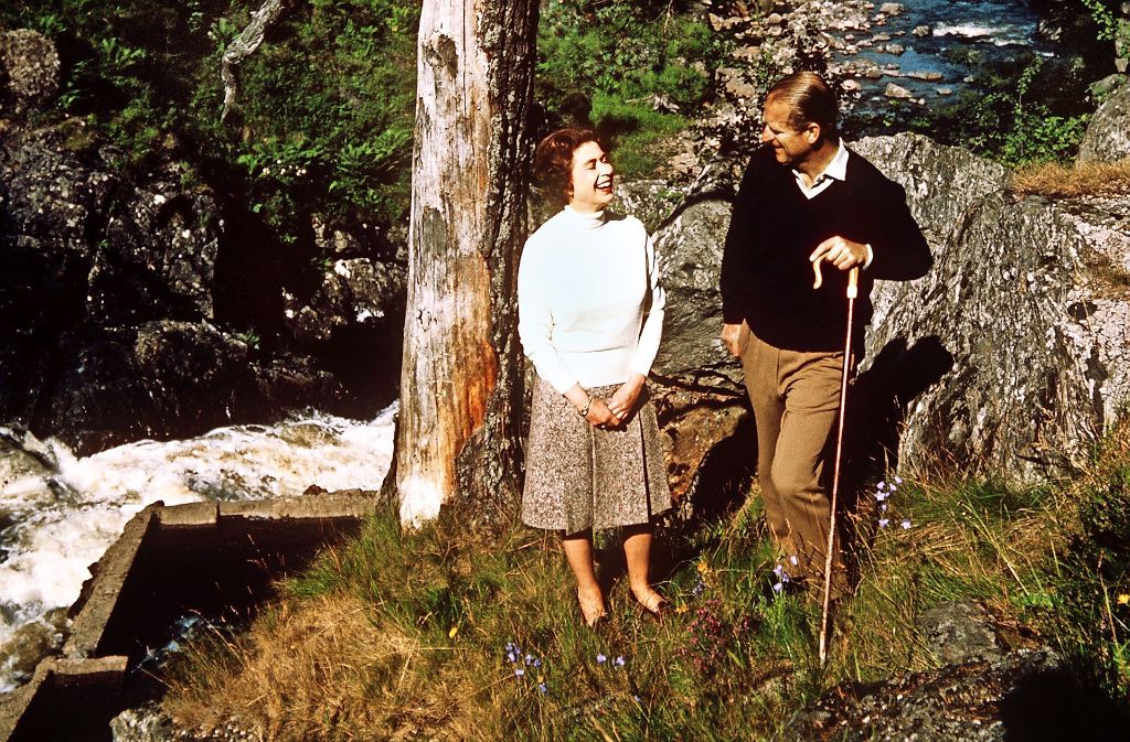 Immer für ein Späßchen zu haben: Elizabeth und Philip im September 1972 amüsieren sich während eines Spaziergangs auf ihrer Sommerresidenz im schottischen Balmoral.