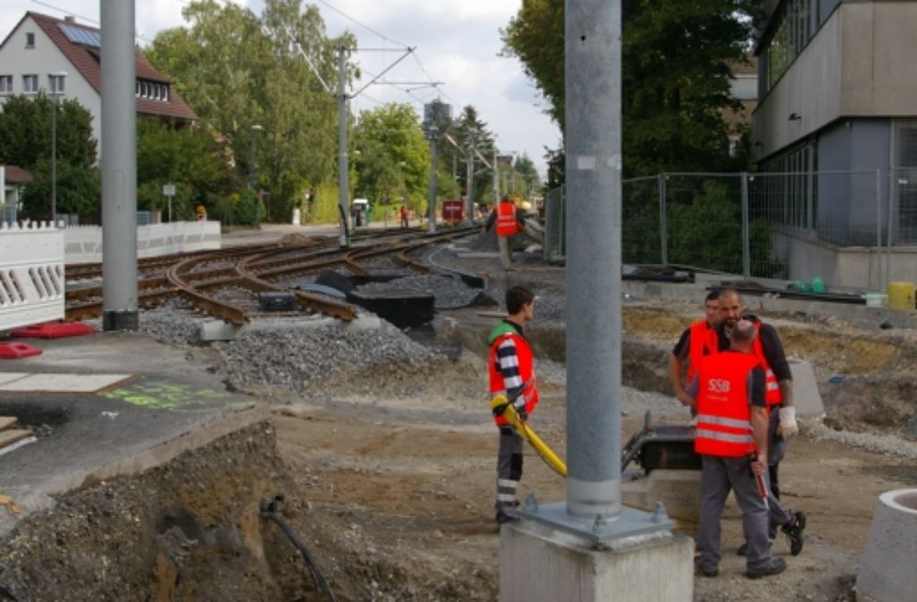 An der Ecke Kupferstraße/Am Wallgraben haben die Stuttgarter Straßenbahnen bereits die Weiche für den neuen Streckenast in Richtung Dürrlewang eingebaut. Foto: Alexandra Kratz